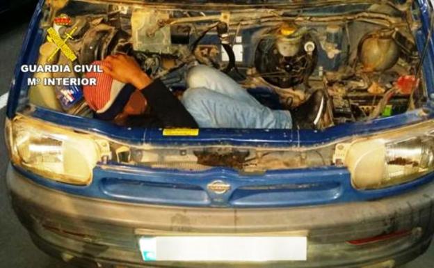 El inmigrante norteafricano oculto en el motor de la furgoneta.