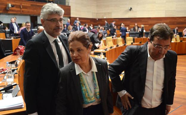 El portavoz socialista, García, la vicepresidenta de la Junta, Blanco-Morales, y Fernández Vara. :: BRÍGIDO