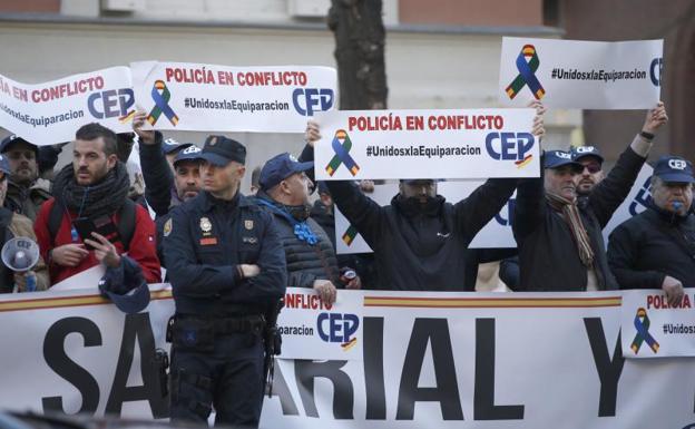 Miembros de los sindicatos policiales y asociaciones de la Guardia Civil, durante una concentración.