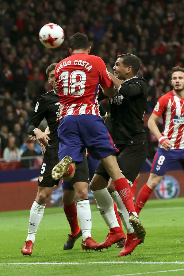 El Atlético se adelantó por mediación de Diego Costa, pero un autogol de Moyá y otro tanto de Correa dieron la victoria al equipo de Montella en la ida de cuartos de Copa del Rey.