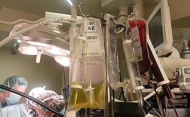 Imagen facilitada por el Hospital General Universitario Gregorio Marañón de la administración de hemoderivados libres de anticuerpo durante la operación
