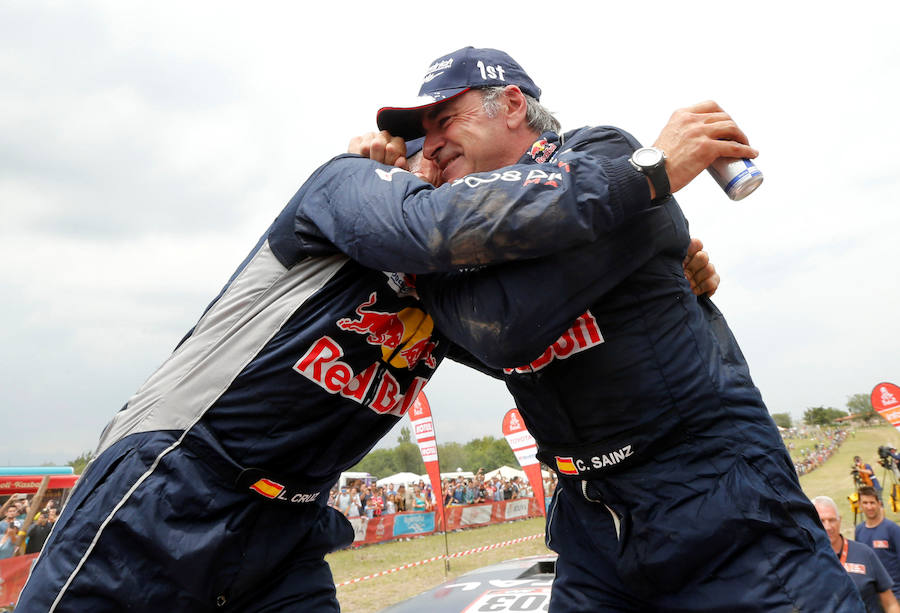 Carlos Sainz se abraza a su copiloto durante el Dakar 18, Lucas Cruz.