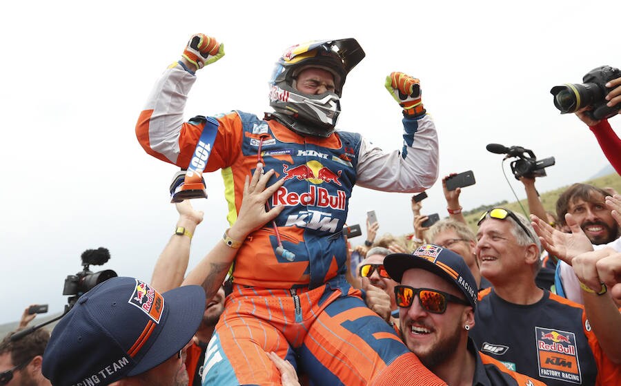 Matthias Walkner celebra el título de Rally Dakar en la modalidad de motos.