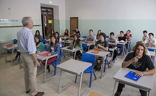 Imagen de archivo de un profesor impartiendo clase.