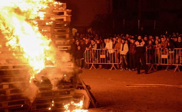 Imagen de archivo de las Candelas celebradas en la Margen Derecha.