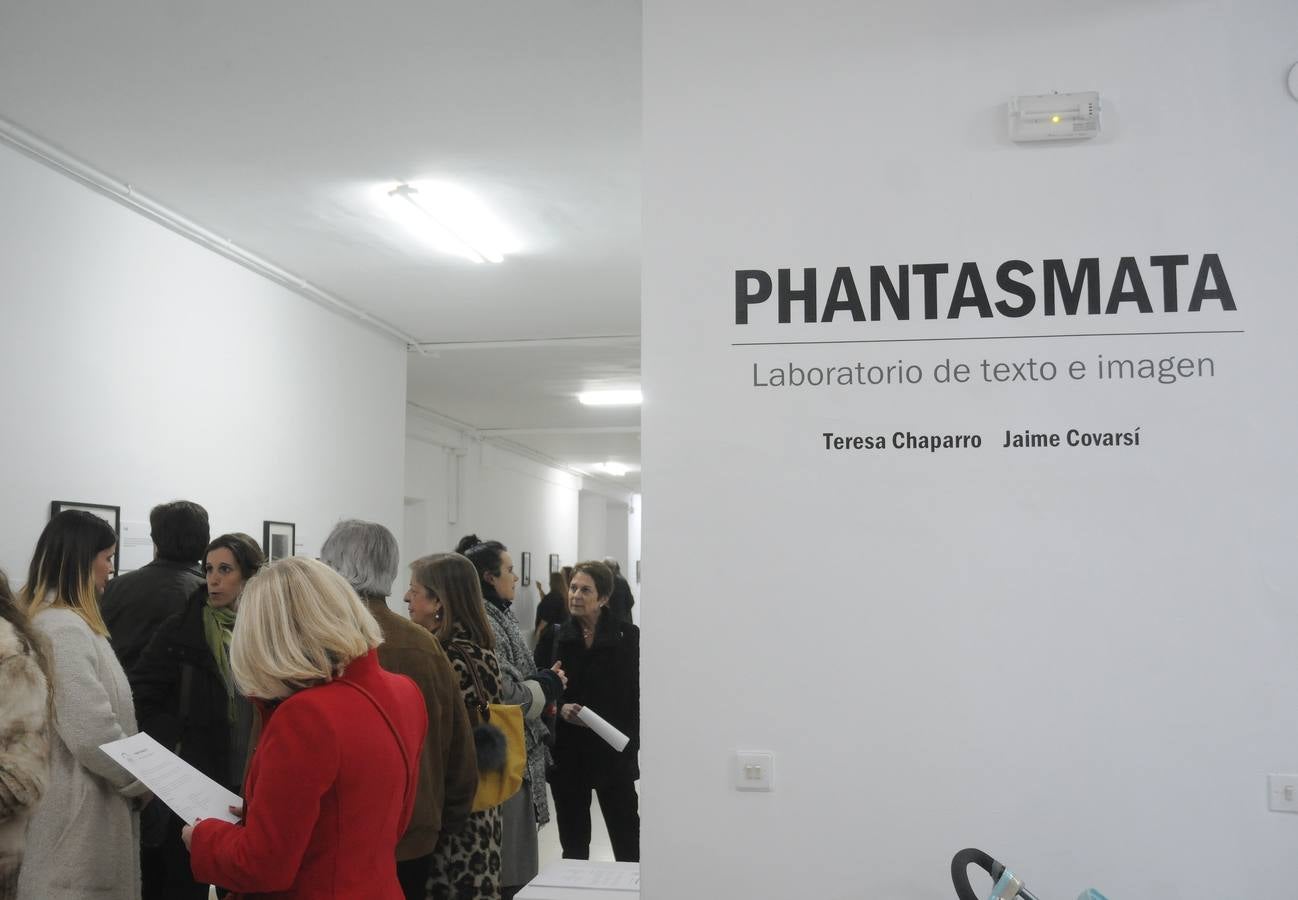 lL periodista Teresa Chaparro Yedro y el escritor Jaime Covarsí Carbonero presentan “Phantasmata”. Nos ofrece una construcción particular entre imagen y discurso. La fotografía se constituye en materia para el texto y se ofrece como una oportunidad ilimitada para la palabra. La exposición se puede visitar en La Escuela de Arte y Superior de Diseño de Mérida ESAD hasta ell 31 de enero