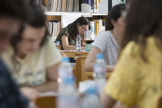 Lectores en una biblioteca extremeña. :: HOy