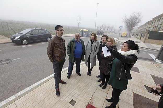 La alcaldesa visitó ayer la zona de Montesol acompañada de varios concejales. :: lorenzo cordero