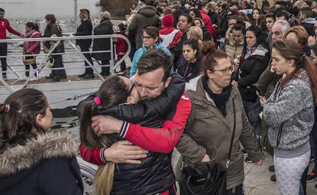 Antonio Díaz Benítez, el padre de Víctor, recibe un abrazo en el homenaje ayer a su hijo