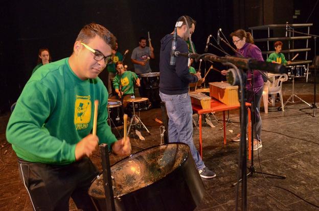 Grabación de una tamborada en el teatro.