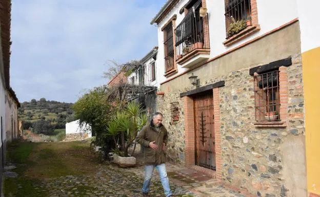 Una de las calles de la pedanía con una casa rehabilitada.