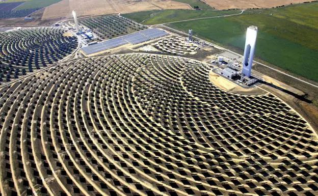 Planta termosolar de torre que Abengoa tiene en Sanlúcar la Mayor (Sevilla). :: hoy