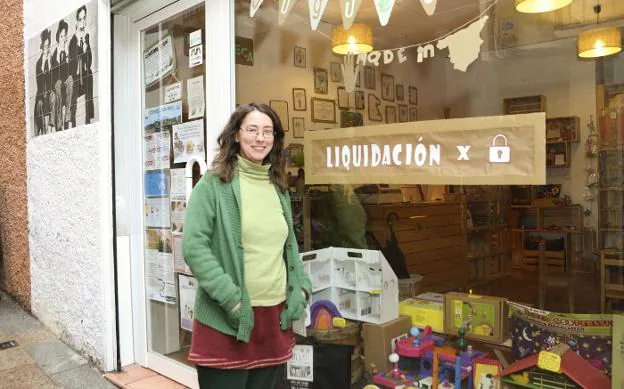 La 'Tiéndula' abrió hace dos años en la calle Roso de Luna con juguetes ecológicos. :: armando méndez