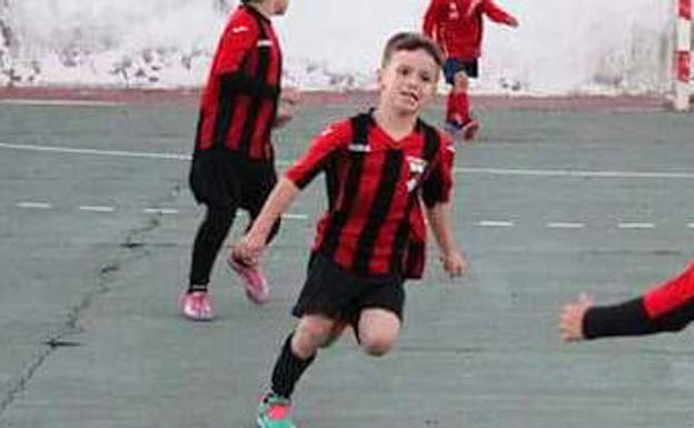 Una foto de Víctor jugando con el equipo al que pertenecía.