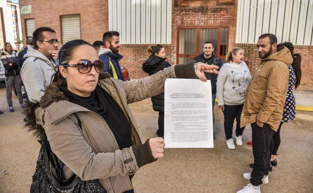 Familias okupas de la calle Eduardo Naranjo, a las puertas del edificio