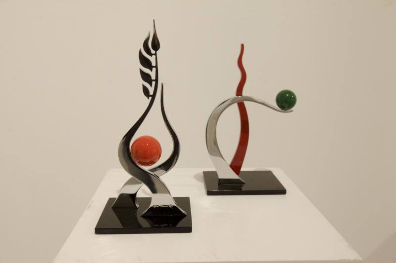 La muestra de escultura y pintura puede verse en la sala El Brocense 