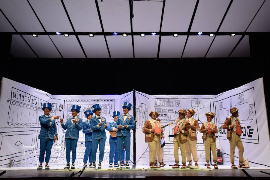 Espantaperros presenta este año uno de los tipos más arriesgados de los últimos años. Representan los dos tipos de murgas que hay en Badajoz, las llamadas divertidas y las más serias