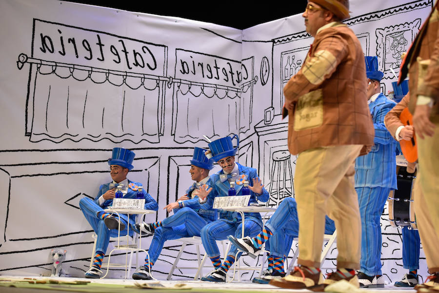 Espantaperros presenta este año uno de los tipos más arriesgados de los últimos años. Representan los dos tipos de murgas que hay en Badajoz, las llamadas divertidas y las más serias