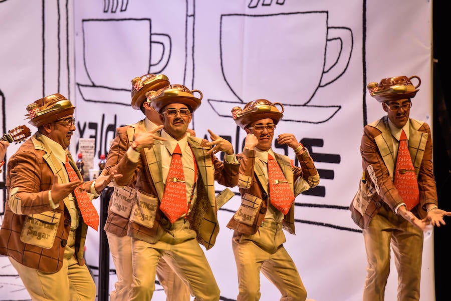 Espantaperros presenta este año uno de los tipos más arriesgados de los últimos años. Representan los dos tipos de murgas que hay en Badajoz, las llamadas divertidas y las más serias