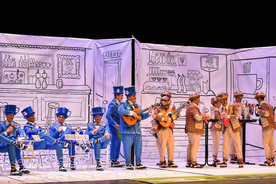 Espantaperros presenta este año uno de los tipos más arriesgados de los últimos años. Representan los dos tipos de murgas que hay en Badajoz, las llamadas divertidas y las más serias