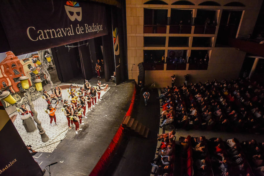 Los Chalaos han escogido un tipo muy arriesgado que no se entiende fácil ni engancha. Son locos que viven en el Casco Antiguo, al estilo de algunos personajes indigentes que hay en la ciudad