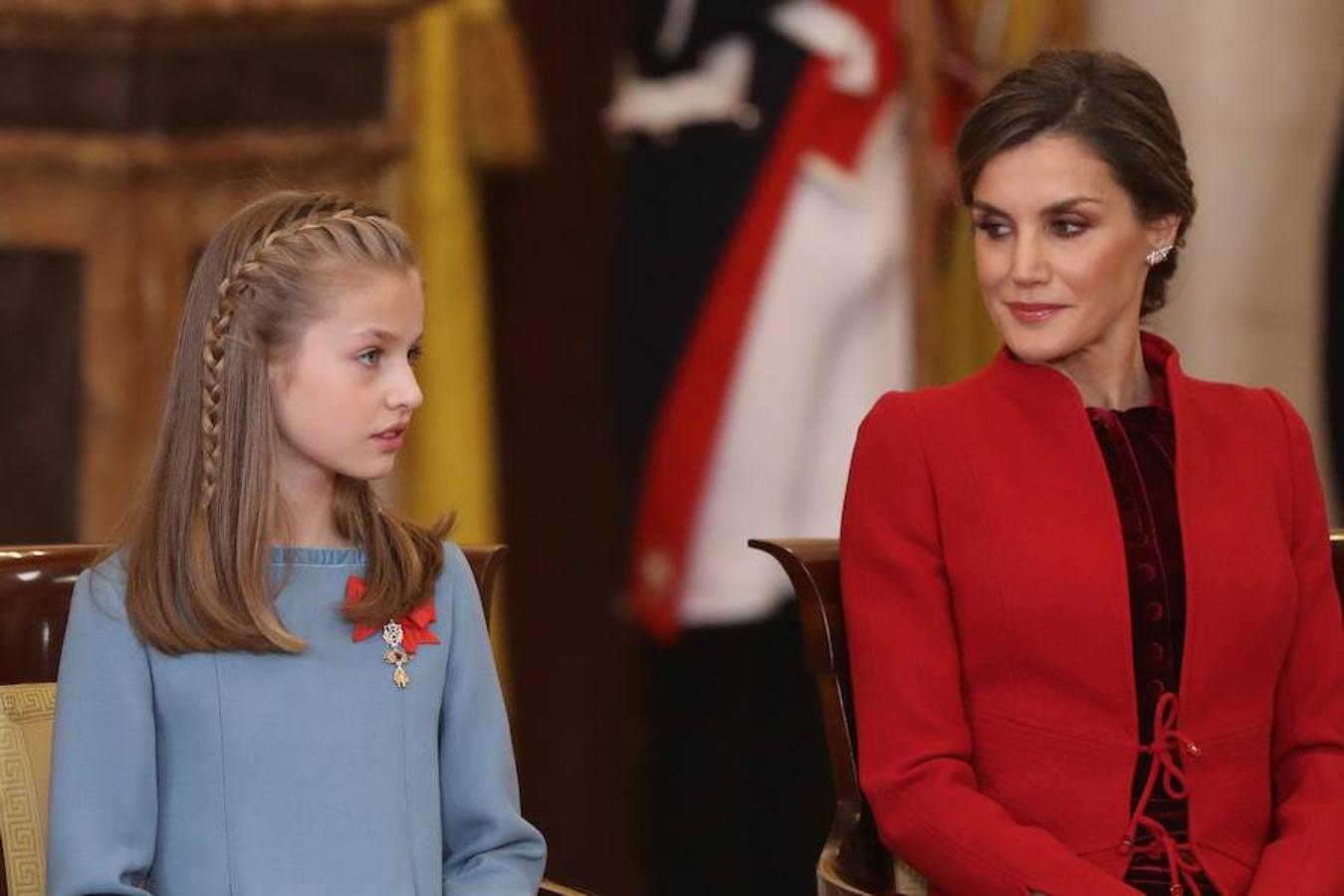 El Rey Felipe VI impone a la Princesa de Asturias el Collar del Toisón de Oro la máxima distinción que concede la Familia Real española.