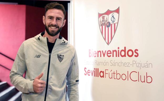 Layún posa tras pasar las pruebas médicas con el club. 