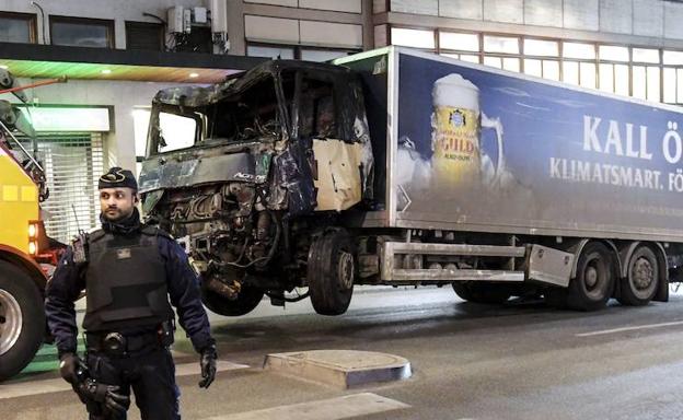 El terrorista robó un camión y arrolló a decenas de personas en una céntrica calle peatonal.