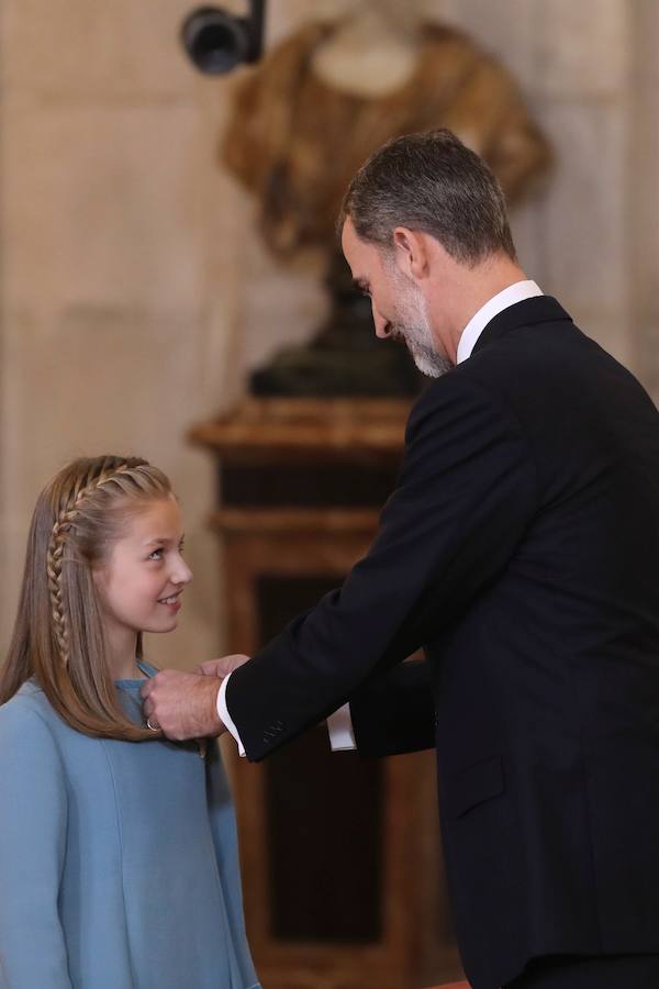El Rey Felipe VI impone a la Princesa de Asturias el Collar del Toisón de Oro la máxima distinción que concede la Familia Real española.