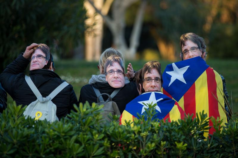 Un grupo de independentistas ha intentado derribar las vallas que protegen la puerta principal de acceso a la cámara catalana