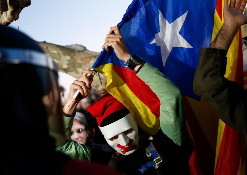 Un grupo de independentistas ha intentado derribar las vallas que protegen la puerta principal de acceso a la cámara catalana