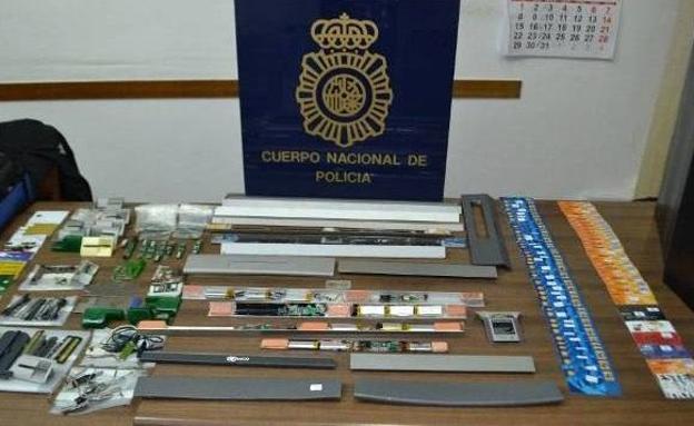 Dos detenidos por colocar dispositivos para clonar tarjetas en cajeros de Plasencia y Cáceres