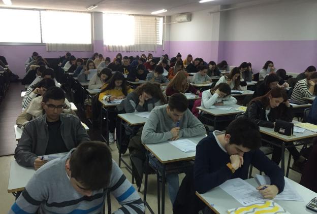 Los alumnos realizando el examen tipo test. :: f. h.