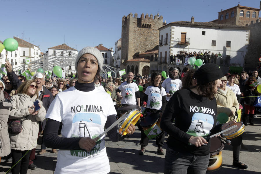 La alcaldesa Elena Nevado ha asistido a la protesta en la Plaza Mayor a título personal y como militante del PP