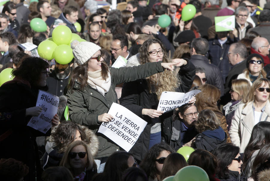 La alcaldesa Elena Nevado ha asistido a la protesta en la Plaza Mayor a título personal y como militante del PP