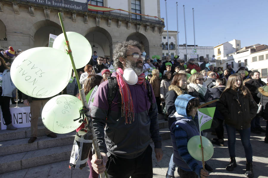 La alcaldesa Elena Nevado ha asistido a la protesta en la Plaza Mayor a título personal y como militante del PP