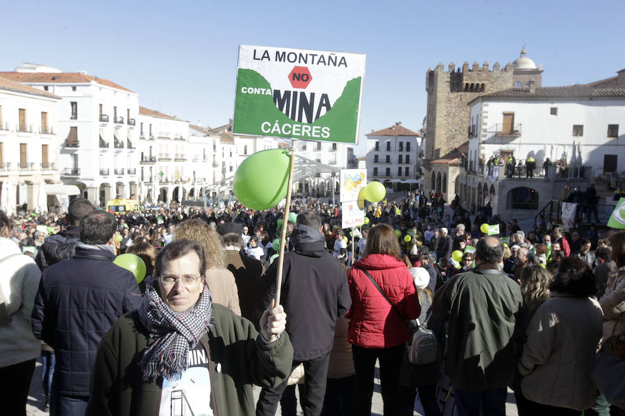 La alcaldesa Elena Nevado ha asistido a la protesta en la Plaza Mayor a título personal y como militante del PP