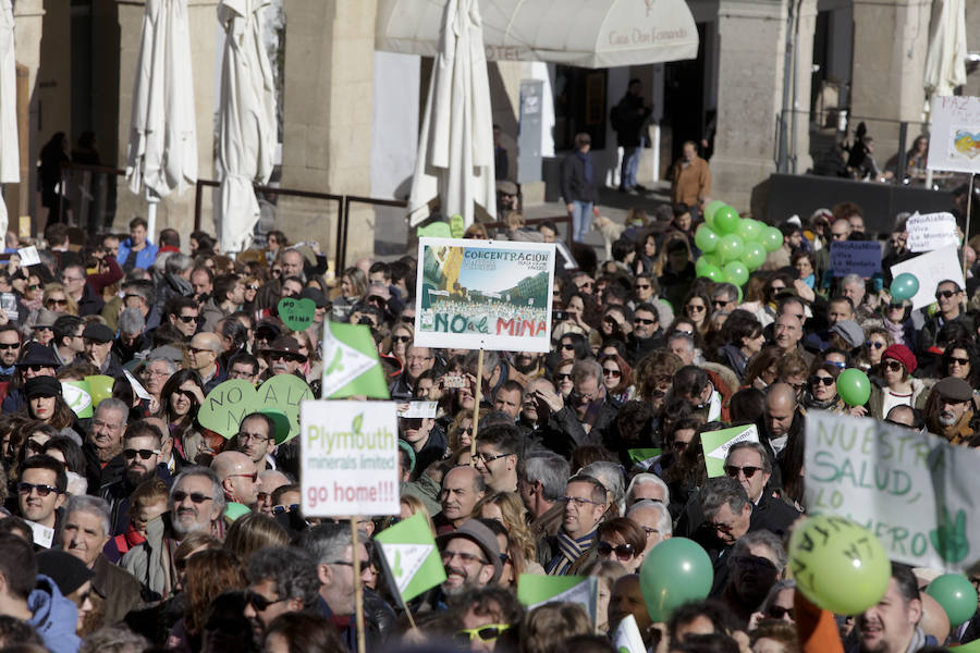 La alcaldesa Elena Nevado ha asistido a la protesta en la Plaza Mayor a título personal y como militante del PP