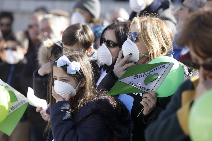 La alcaldesa Elena Nevado ha asistido a la protesta en la Plaza Mayor a título personal y como militante del PP