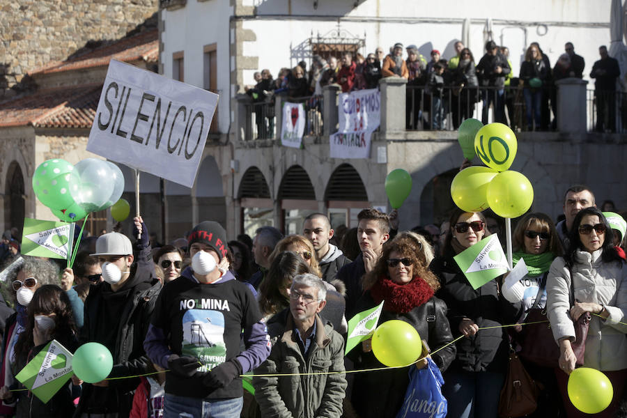 La alcaldesa Elena Nevado ha asistido a la protesta en la Plaza Mayor a título personal y como militante del PP