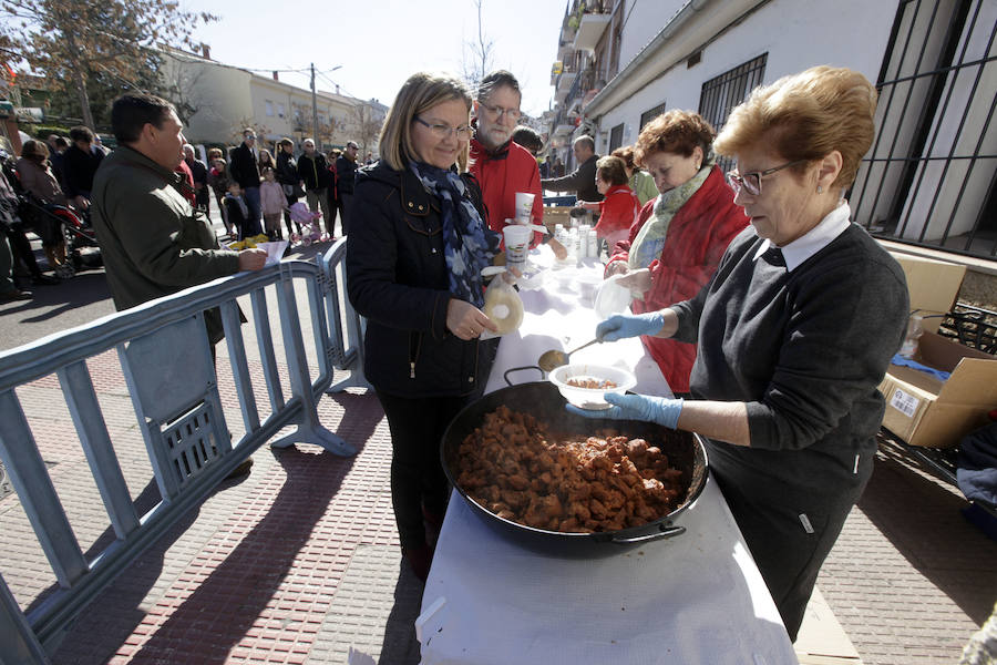Hubo quien esperó una hora para tomar prueba de cerdo y el ponche que regaló la Asociación de Vecinos, y se vendieron miles de cordones que subieron de precio, de 60 a 80 céntimo