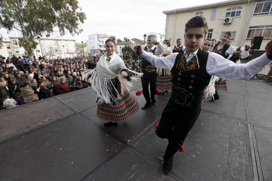 Hubo quien esperó una hora para tomar prueba de cerdo y el ponche que regaló la Asociación de Vecinos, y se vendieron miles de cordones que subieron de precio, de 60 a 80 céntimo