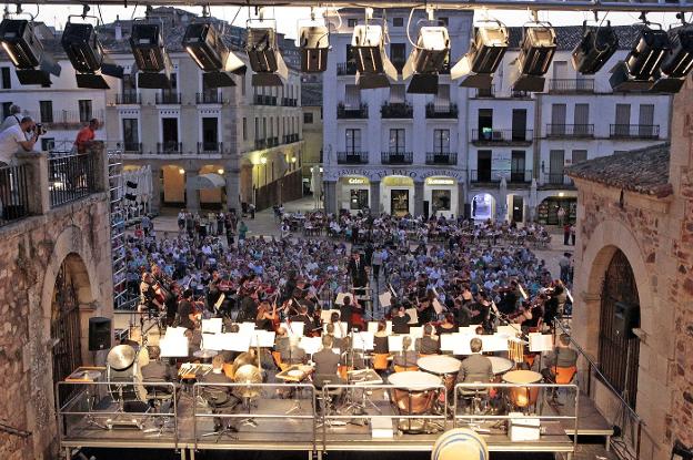 Concierto en la plaza Mayor de Cáceres. :: hoy