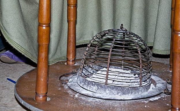 Imagen de archivo de un brasero de picón.