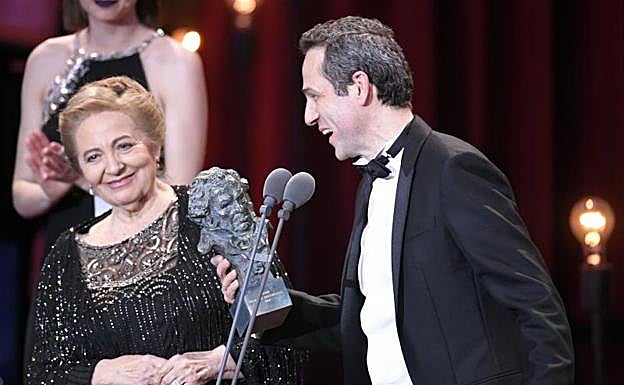 Julita Salmerón recoge el Goya con su hijo, el cineasta Gustavo Salmerón.