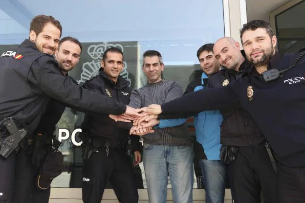 Los cinco agentes de la Policía Nacional de Mérida junto a David y Óscar Lavado. :: j. m. romero