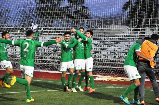 Los jugadores del Villanovense celebraron con euforia el gol en el descuento que daba la victoria ante el líder. :: e. domeque