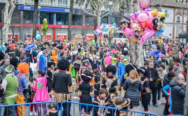 Gente disfrutando del Carnaval de Badajoz en la calle.
