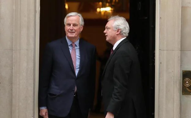 El negociador de la Comisión Europea para el 'brexit, Michel Barnier (i), junto a su homólogo británico, David Davis.