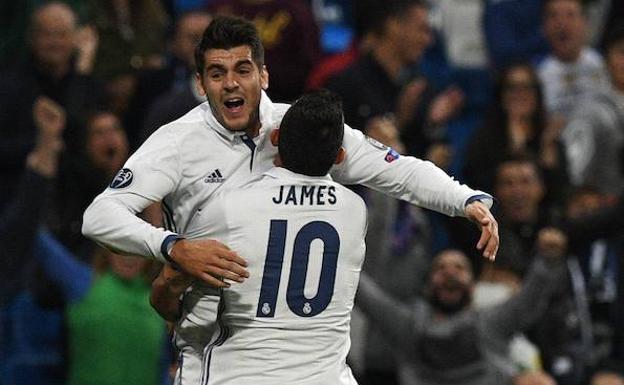 Álvaro Morata y James Rodríguez celebran un gol en el Santiago Bernabéu.